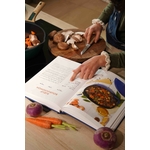 Une personne lit le livre de 20 recettes pour la fabuleuse