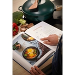 une main qui montre une page sur un livre de 200 recettes pour la fabuleuse