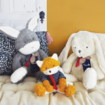 trois peluches sur un lit