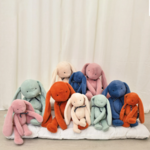 Une dizaine de peluche assises ensemble