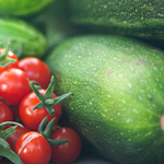 Des tomates cerise et des courgettes