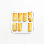 Des financiers sur une assiette