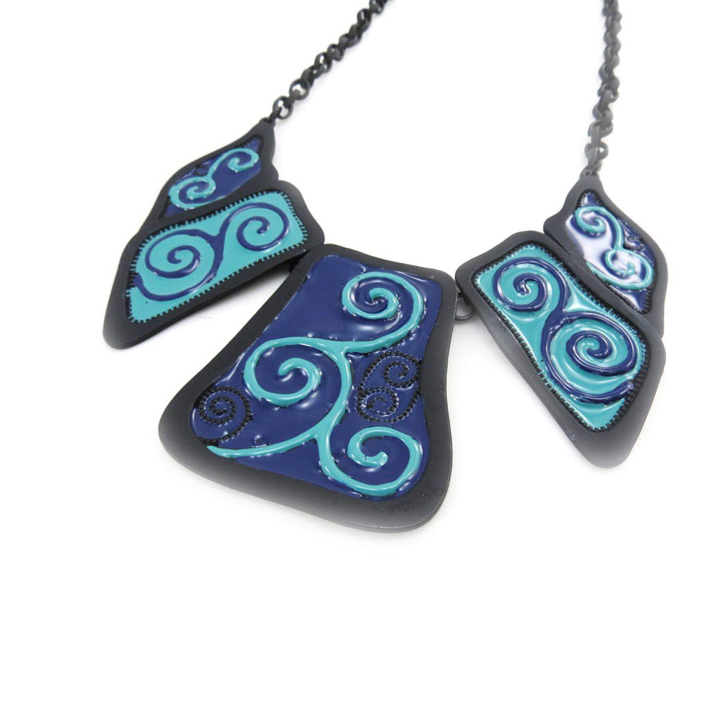 Collier Créateur \'Arabesques\' noir bleu - [J4231]