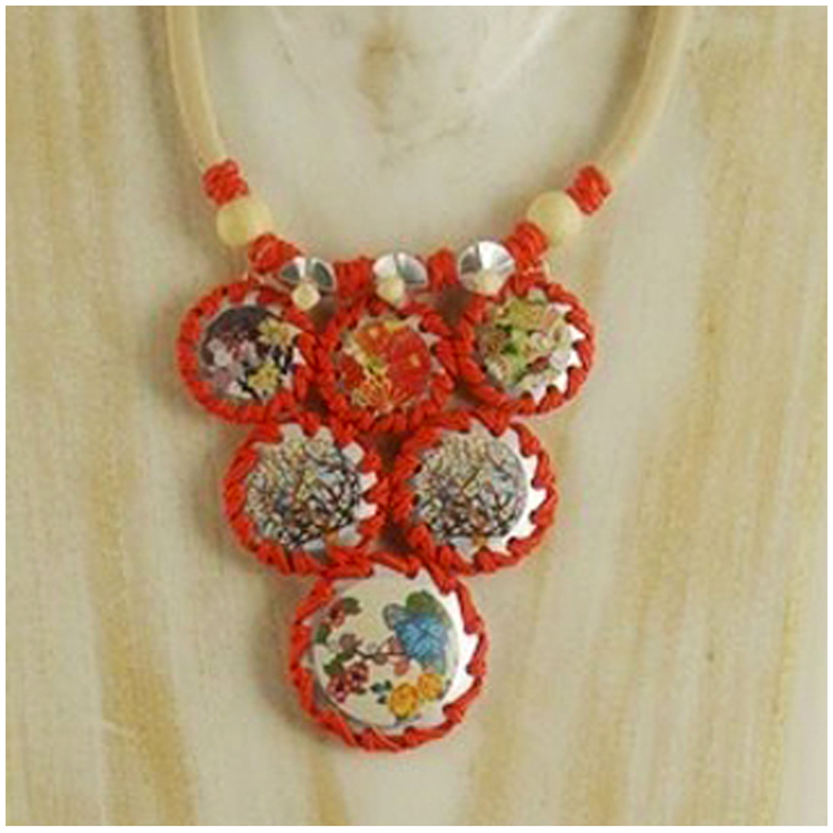 Collier artisanal \'Mistinguette\' rouge argenté - 11x9 cm  - [R4311]