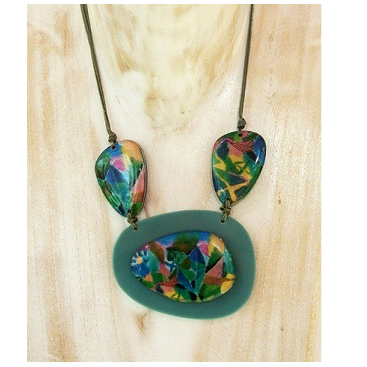 Collier artisanal \'Mistinguette\' vert cèdre - 8x6 cm - [R4314]