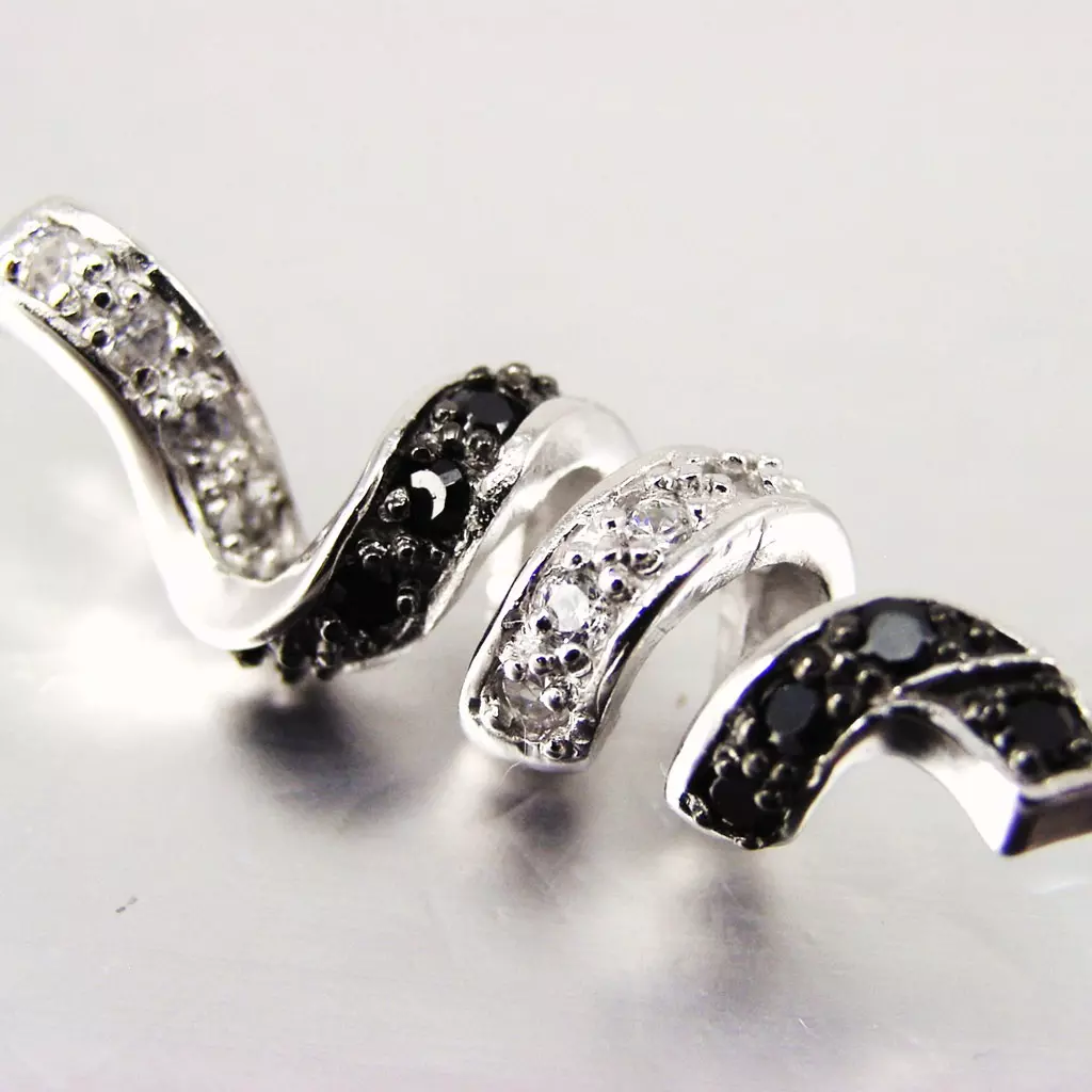 les trésors de lily Pendentif Argent 'Elizabeth' noir blanc argenté (rhodié) 10x30 mm [F6693]