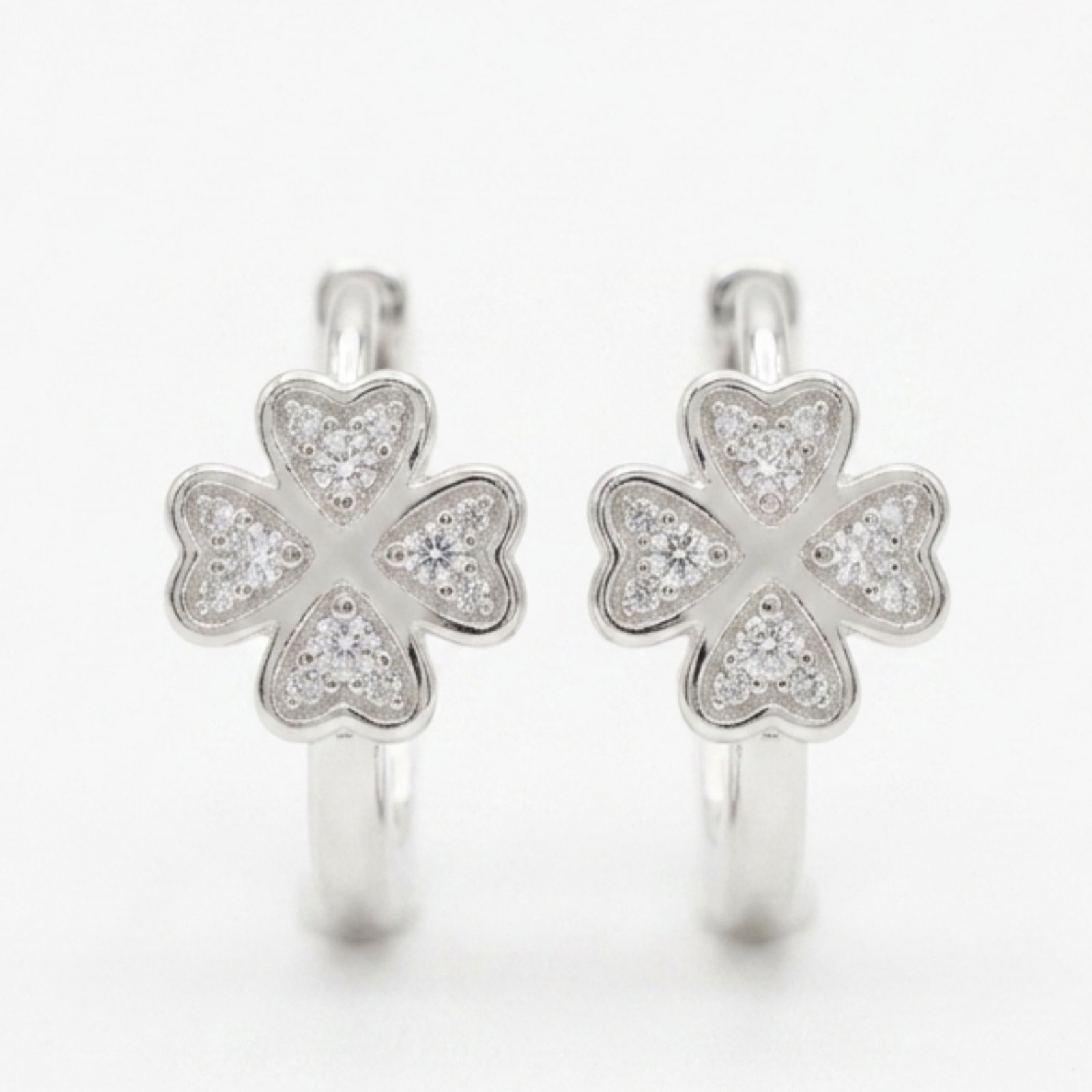 Dormeuses Argent \'Trèfle\' blanc argenté - 7x7 mm - [S2124]