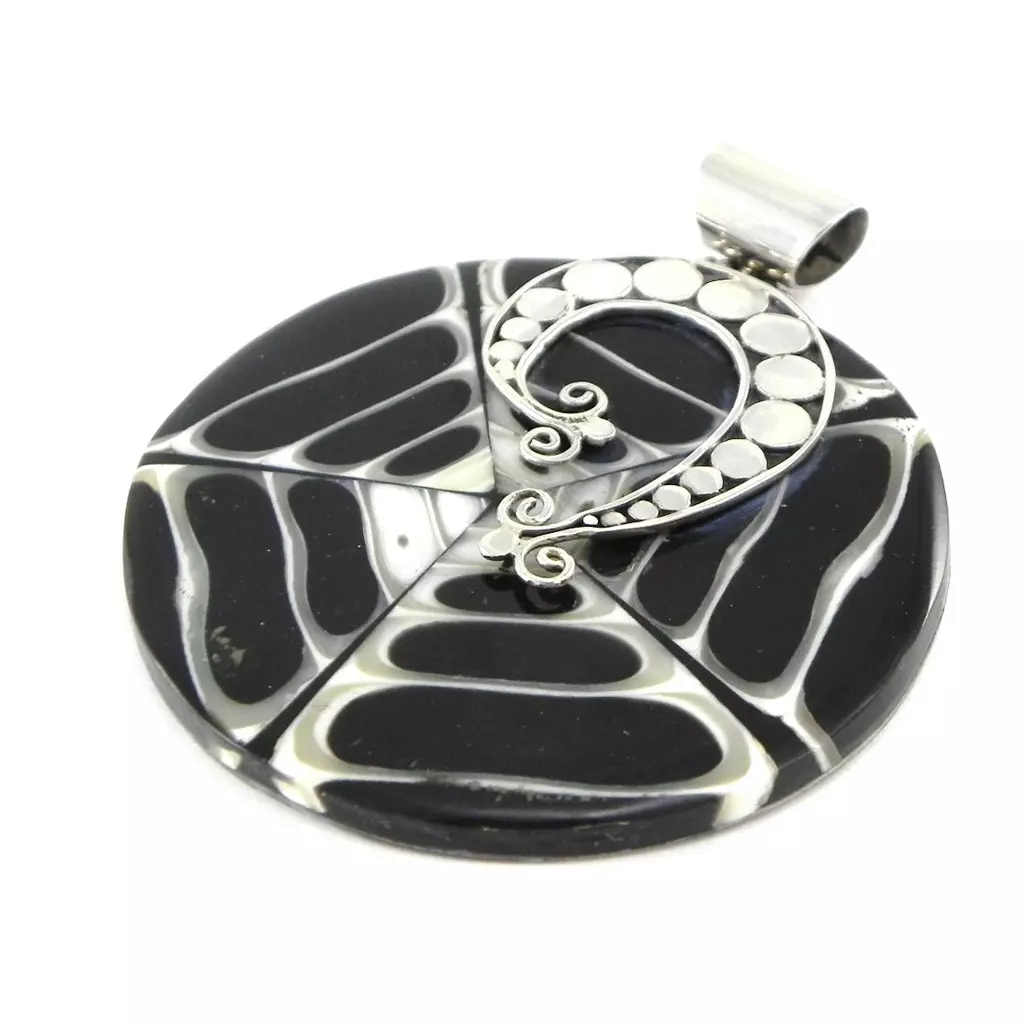 les trésors de lily Pendentif Argent artisanal 'Sagesse' nacre noire 53 mm [H8316]
