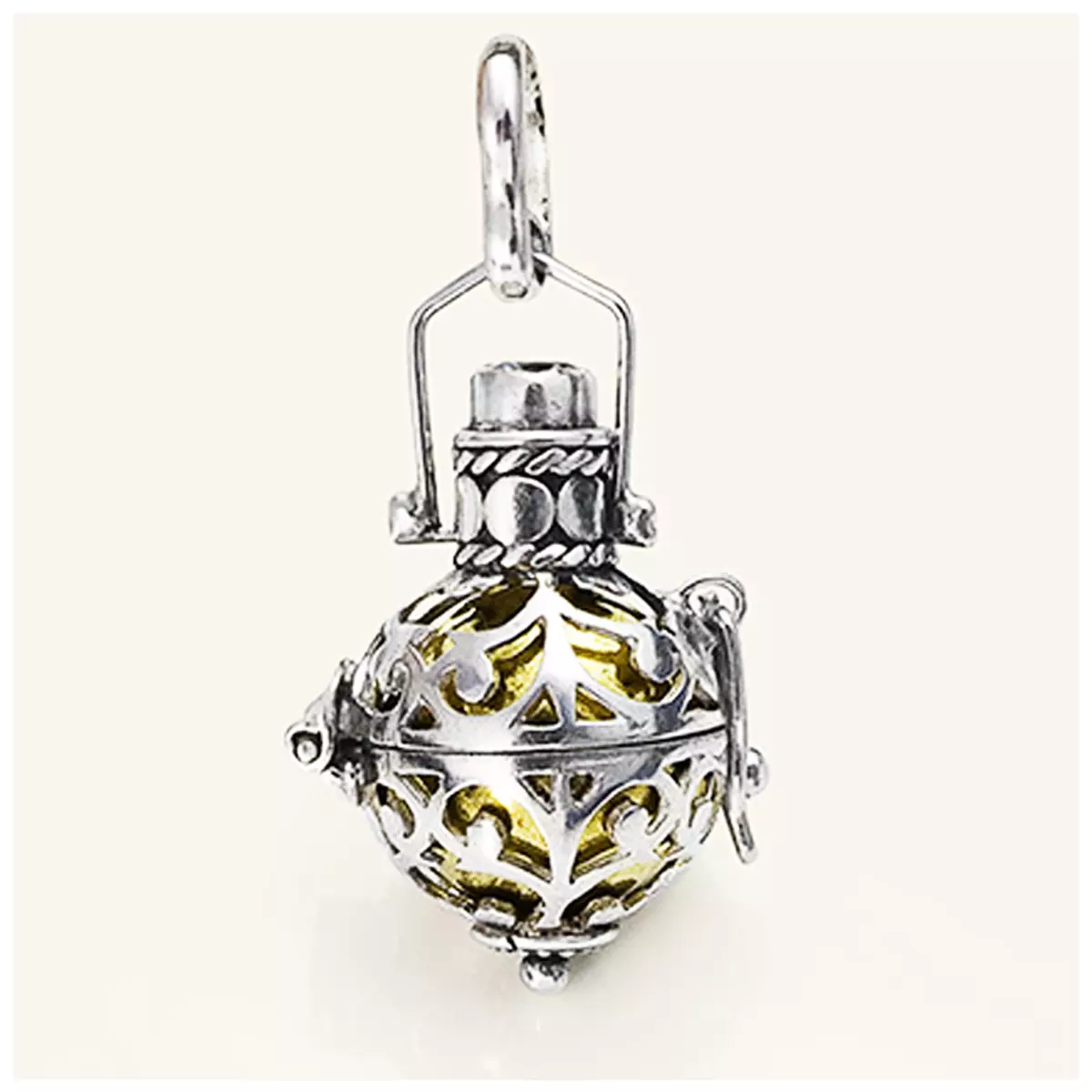 les trésors de lily Pendentif Argent artisanal 'Bola de Grossesse' grenat argenté doré 18x12 mm [R4531]
