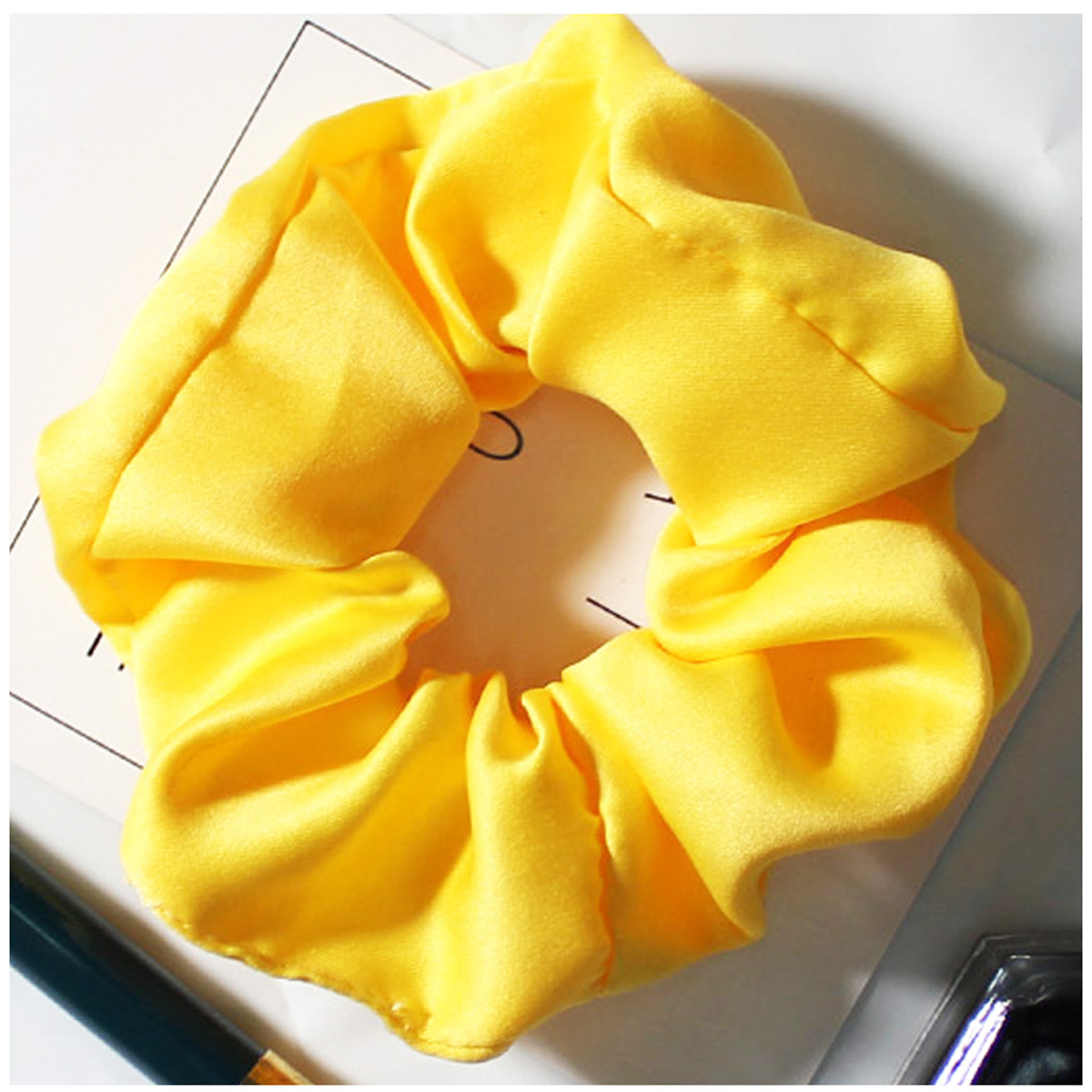 Chouchou soie \'Scarlett\' jaune - largeur 4 cm - [R7232]