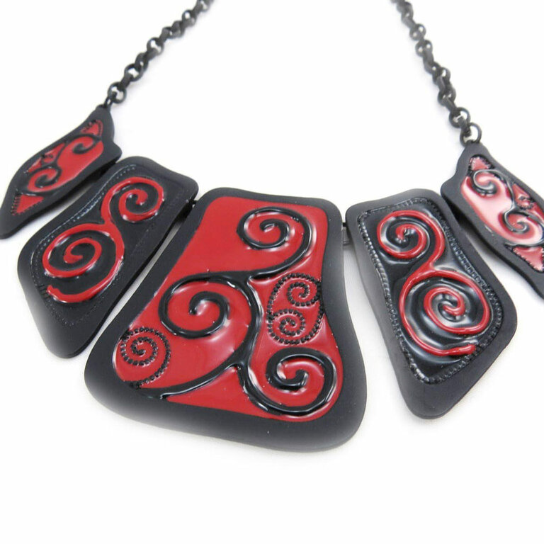 Collier Créateur 'Arabesques' noir rouge - [J4229]