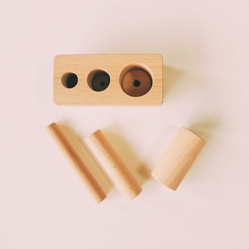 jouet en bois artisanal à encastrer Montessori bébé