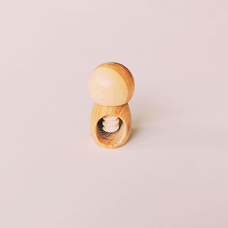 casse noisette en bois en forme de champignon