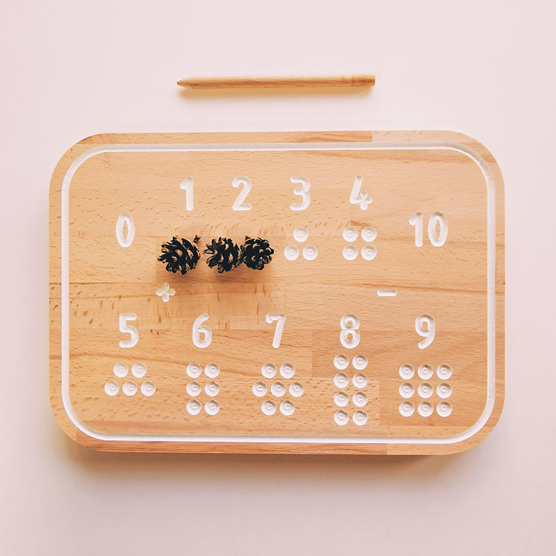 Planche de traçage des chiffres en bois d\'inspiration Montessori