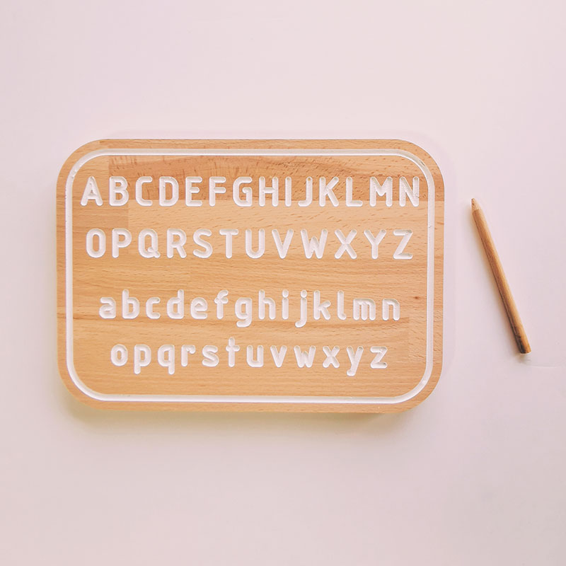 planche de tracage montessori en bois lettres majuscules fraise et bois