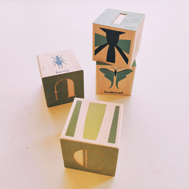 cubes en bois lettres et insectes uncle goose