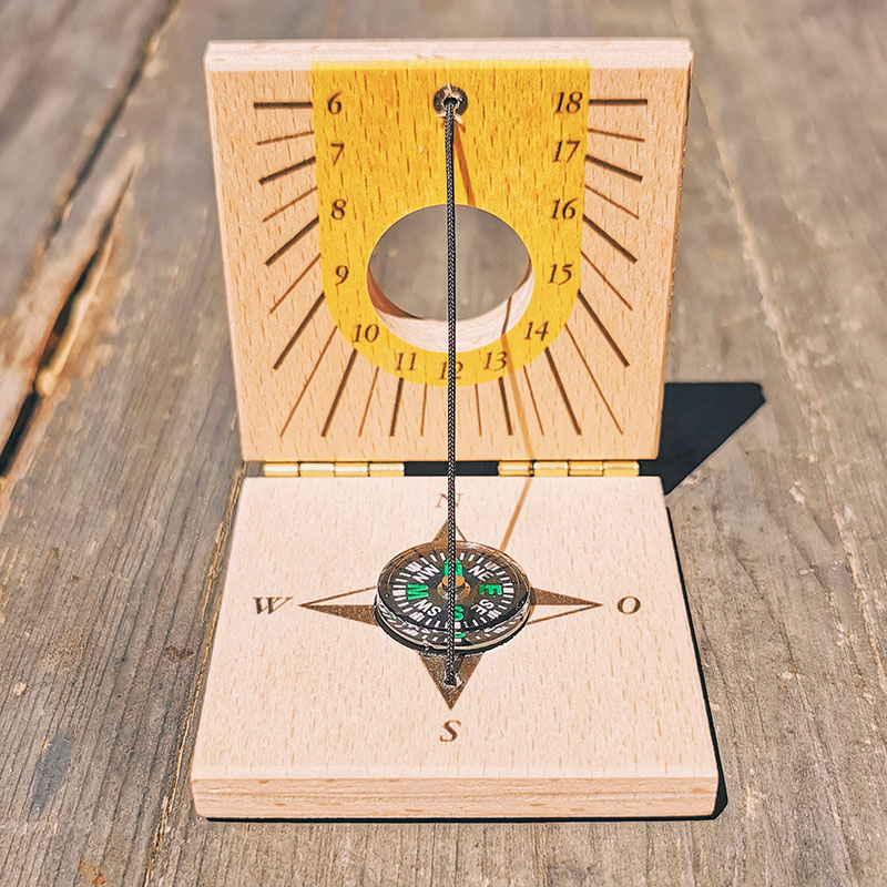 Boussole en bois et cadran solaire de poche