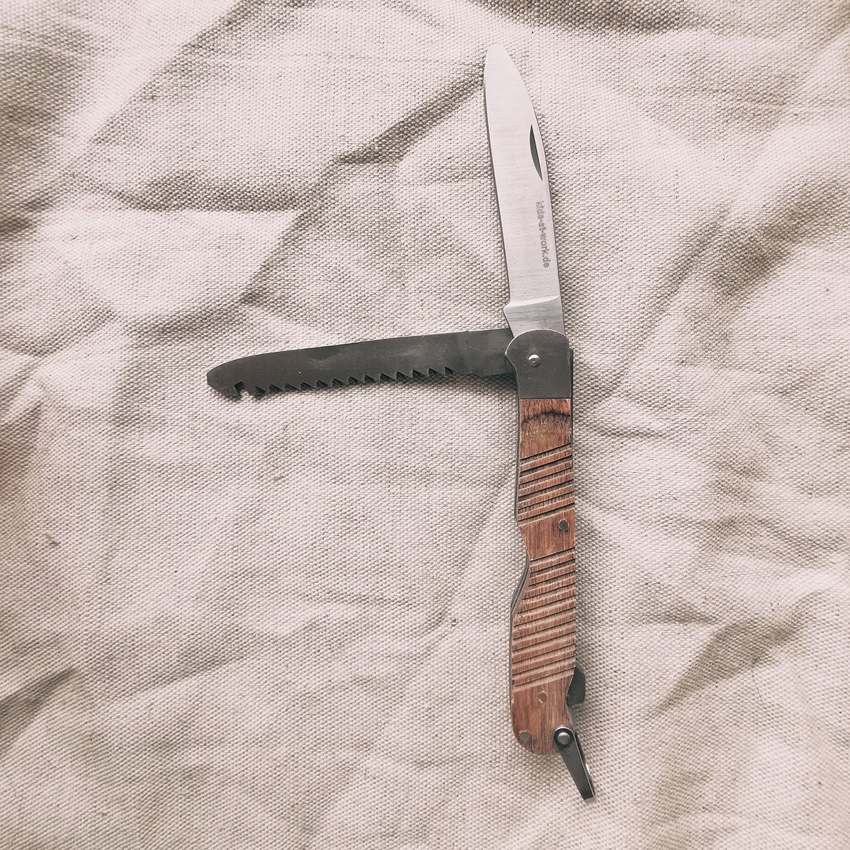 Couteau et scie de poche