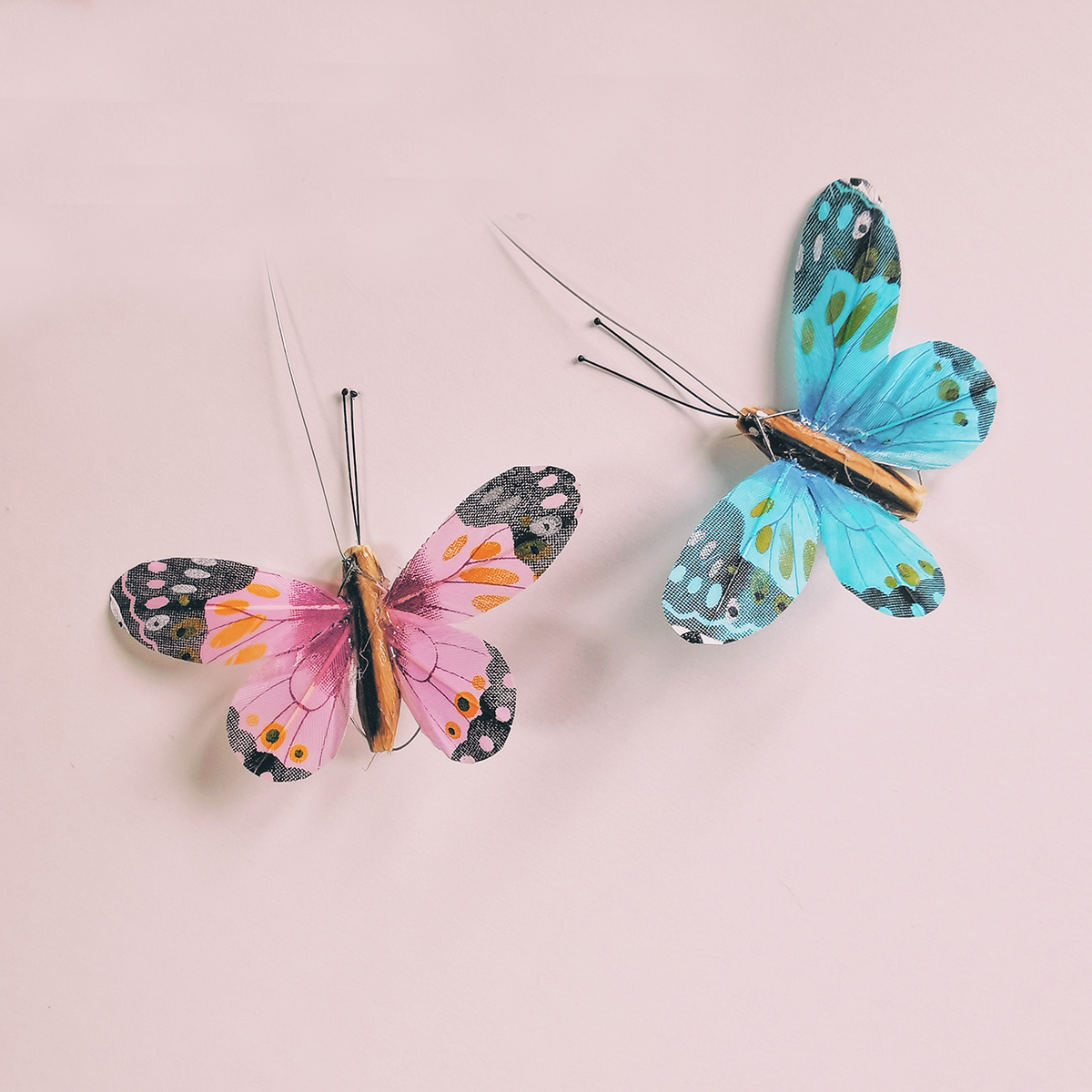 deux-papillons-virevoltants-suspendus-heliobil