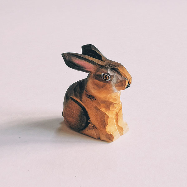 Figurine lièvre en bois