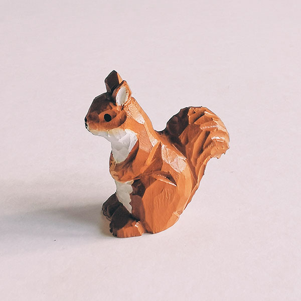 Figurine écureuil en bois