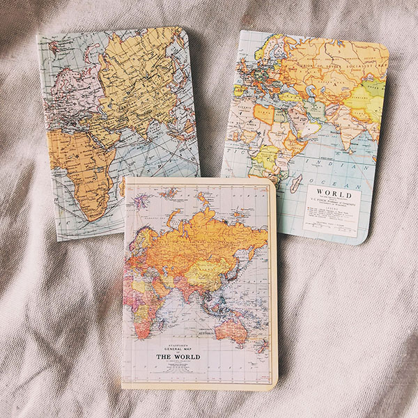 Mini carnet de voyage 10 avec couvertures de cartes de l'atlas