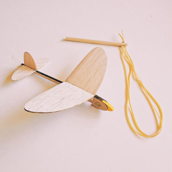Maquette de planeur en bois balsa avec lanceur n°1