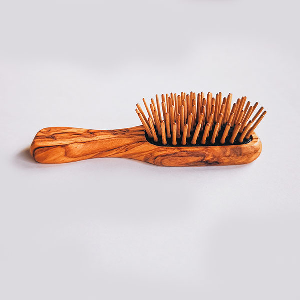 brosse-a-cheveux-en-bois-d-olivier-petit-format-redecker