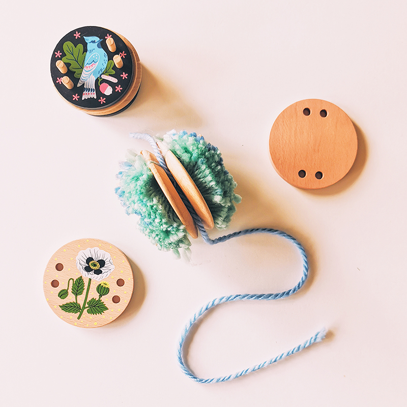 appareil-a-pompons-de-laine-en-bois-pom-maker