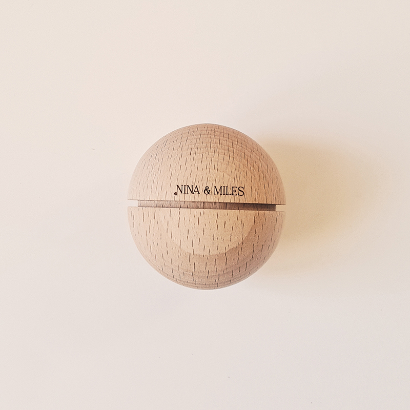 boule-sonore-montessori-en-bois-nina-and-miles