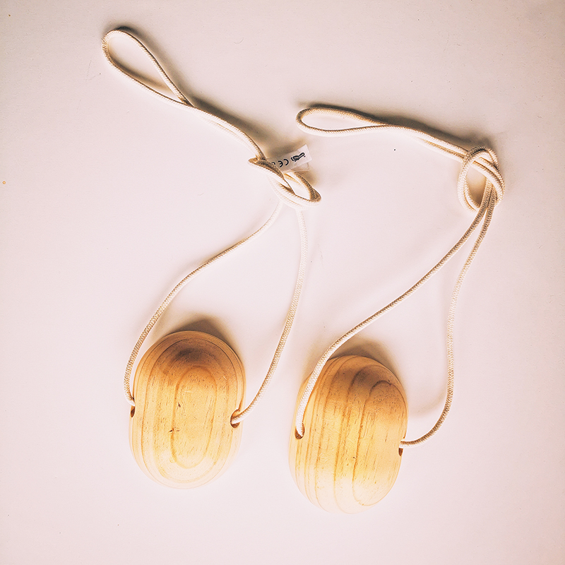 Echasses en bois avec cordes