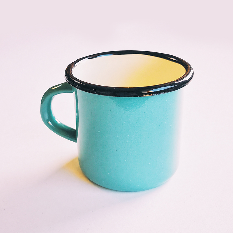 Petite tasse en émail
