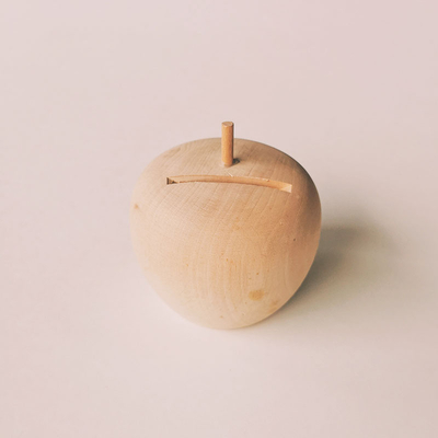 Tirelire pomme en bois d'aulne naturel