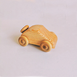 petite voiture en bois brut naturel fabriqué artisanalement