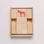 jeu casse-tête de lâne rouge en bois fabriqué artisanalement dans le Jura