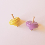 toupies-violette-jaune-en-bois-fabrication-artisanale-francaise