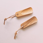 chausse-pied-en-bois-pour-enfant-vie-pratique-montessori-redecker