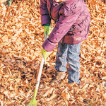 rateau-enfant-pour-ramasser-les-feuilles-bois-et-metal-esshert-design