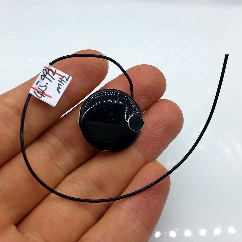 Microphone espion UHF miniature tenu dans une main
