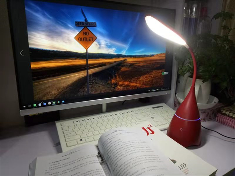 Caméra espion WiFi dissimulé dans une lampe de bureau