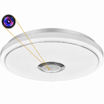 Caméra espion plafonnier Bluetooth sur fond blanc, objectif dissimulé dans la grille de l’enceinte située dessous