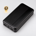 Vue rapprochée du boîtier noir et des ports de la batterie externe avec localisateur Bluetooth