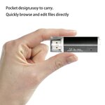 Lecteur de cartes mémoire USB tenu à la main pour montrer son format compact