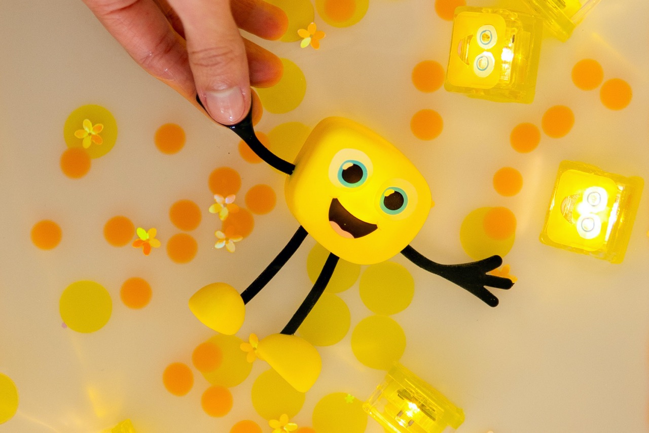 Glo Pals Personnage Alex Jaune + 2 cubes lumineux6 - Grande