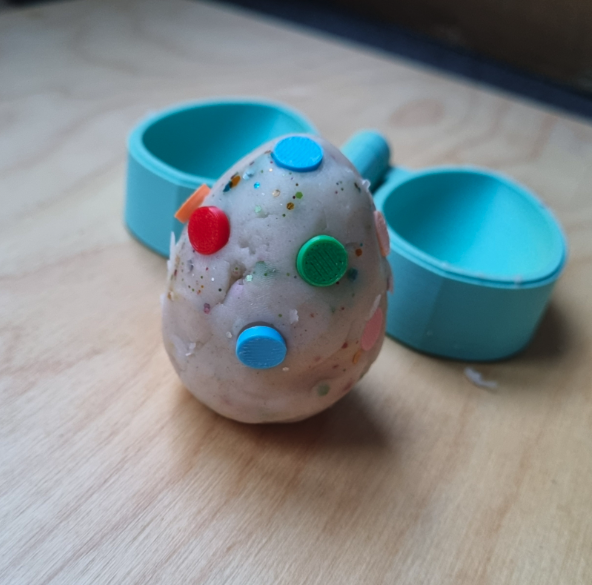 Kiddi Moule pour sable magique  et pâte à modeler - Faire un Oeuf de Pâques 4