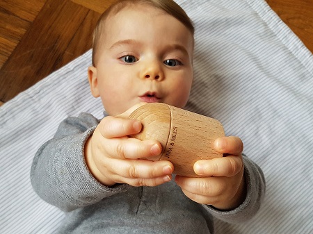 visage bébé avec shaker cylindre