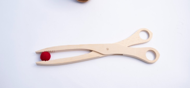 Pince ciseaux en bois - 27 cm Vie pratique Montessori