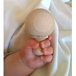 main bébé avec mini-maracas