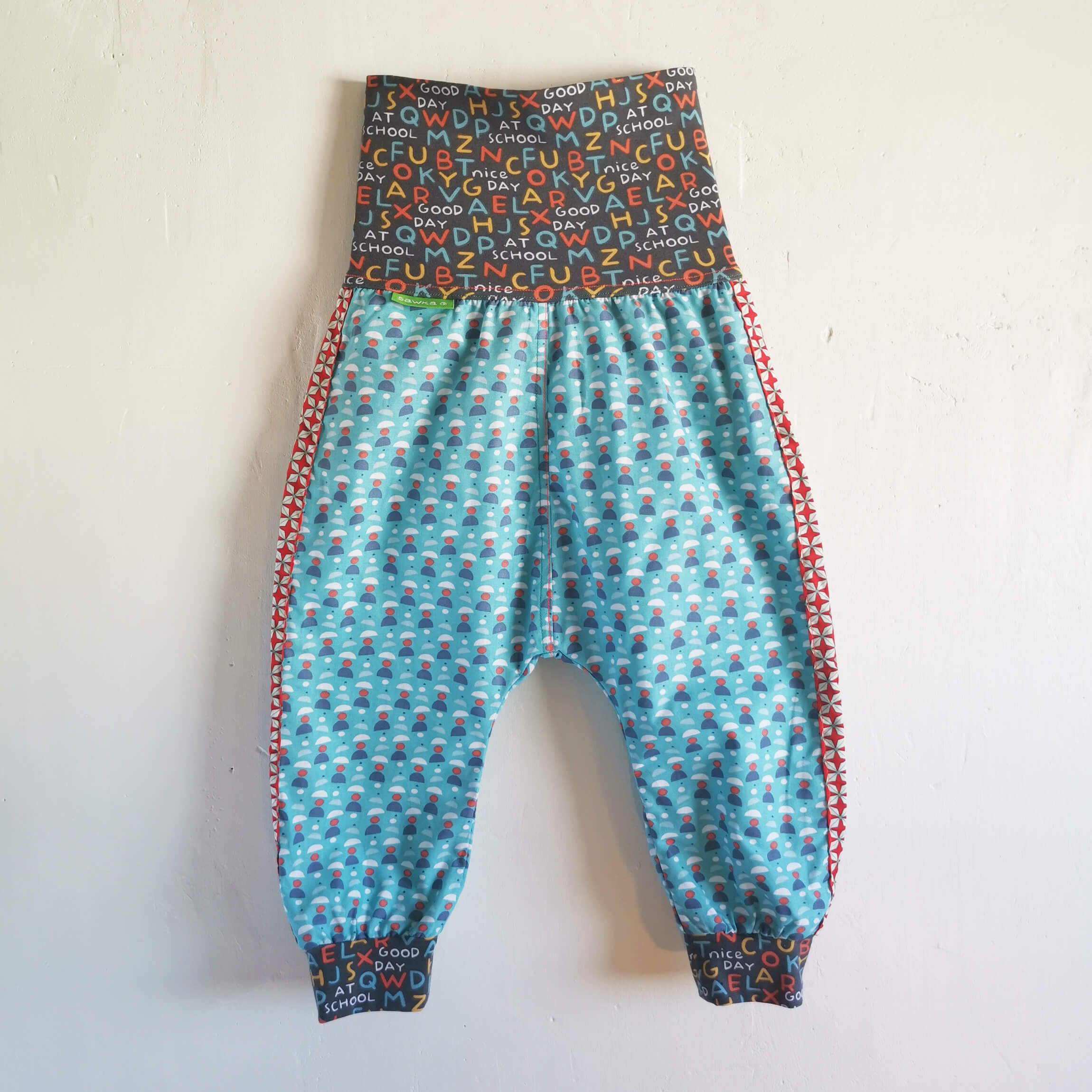 pantalon sarouel • têtes rouges à chapeau