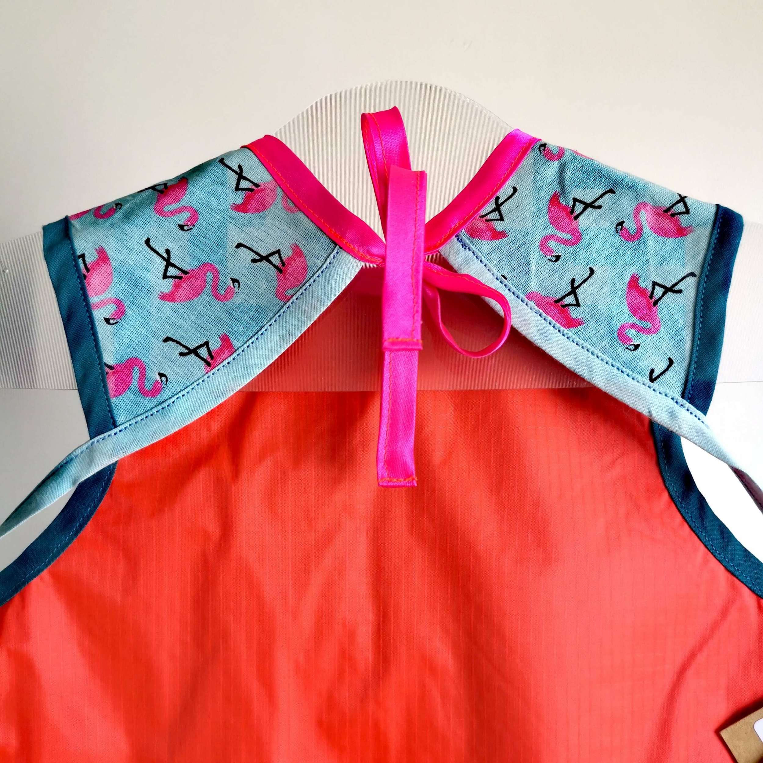 bavoir-tablier flamants roses SAWKA4
